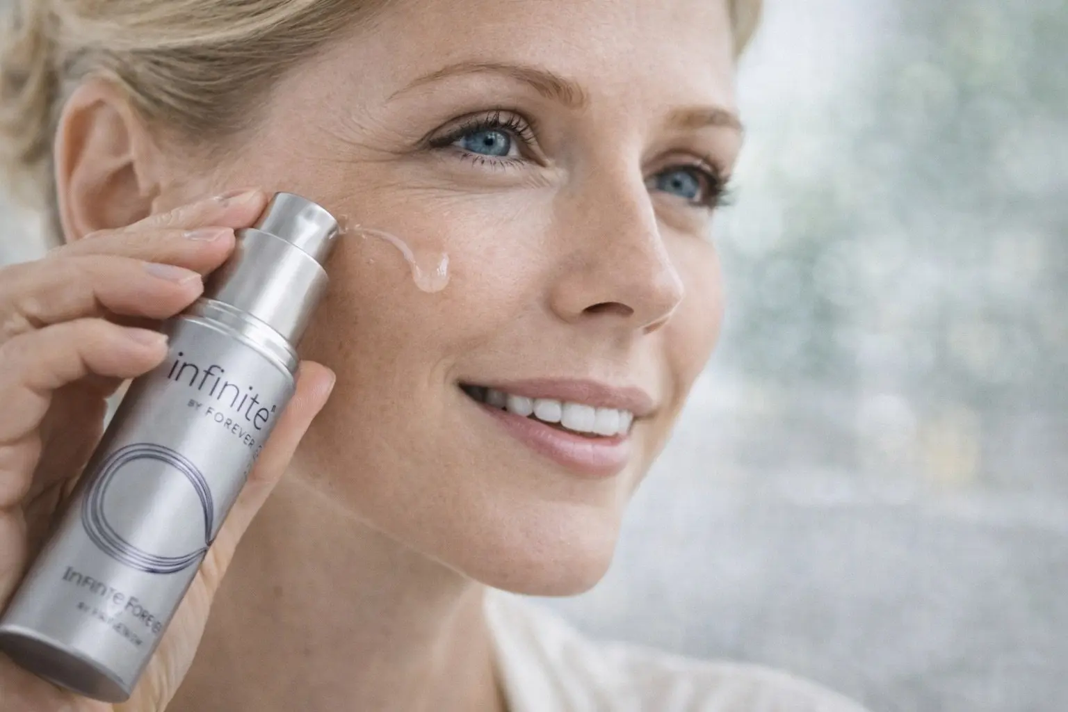 Infinite Firming Serum w aranżacji produktowej i codziennej