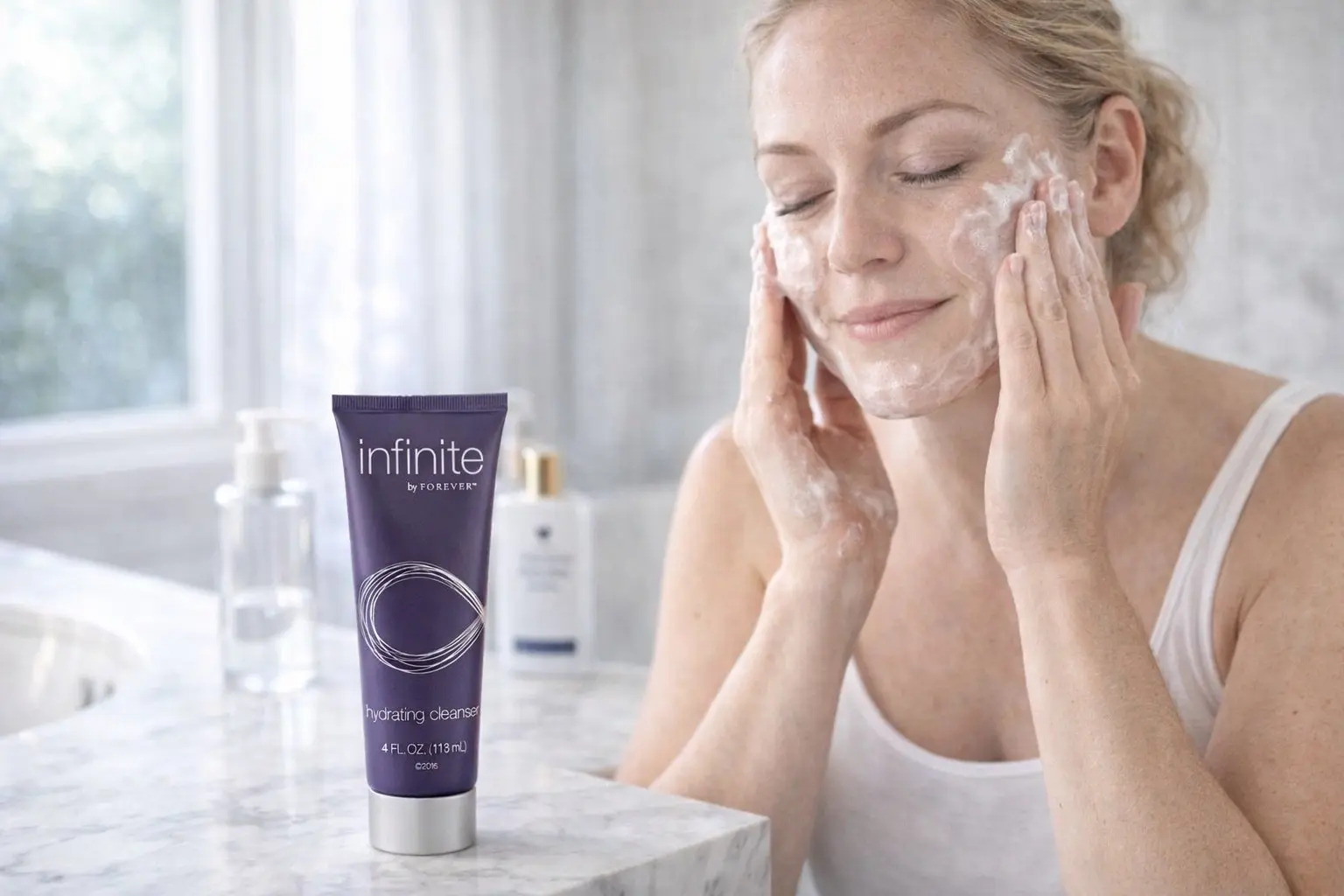 Infinite Hydrating Cleanser w aranżacji produktowej i codziennej