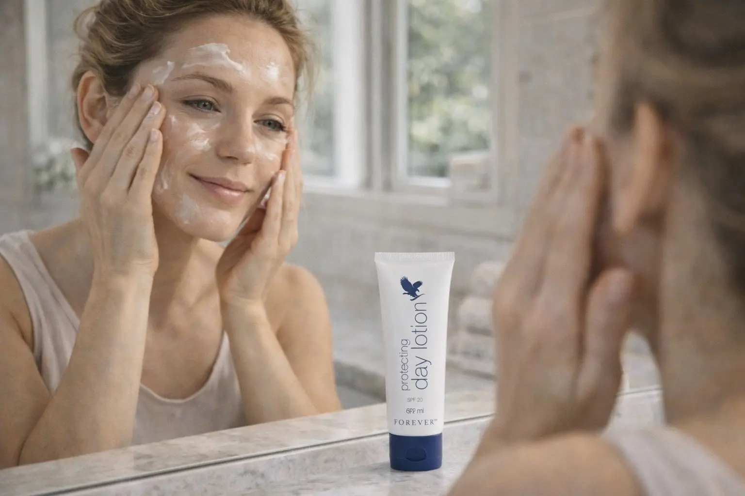 Protecting Day Lotion w aranżacji produktowej i codziennej