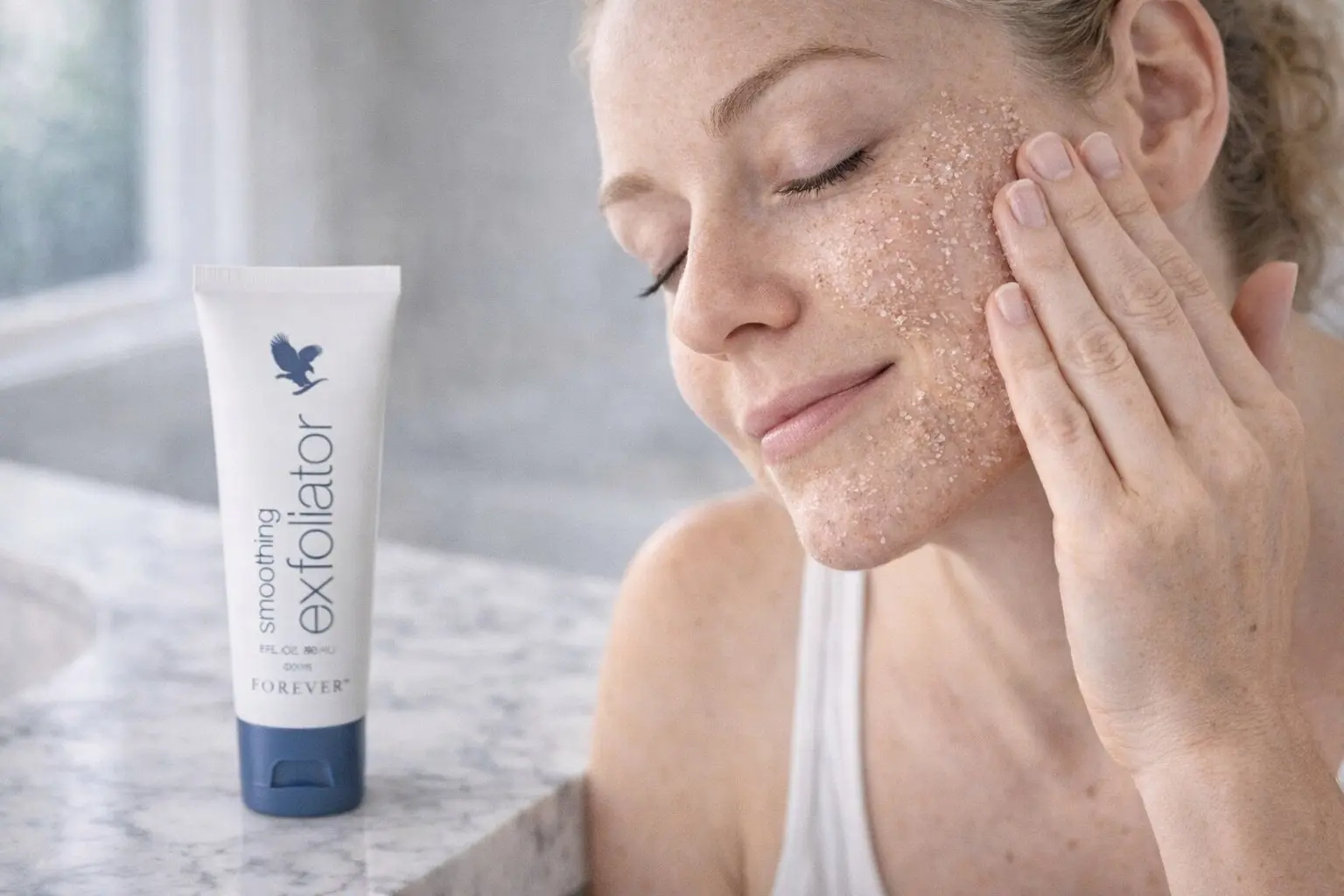 Smoothing Exfoliator w scenerii produktowej i codziennej