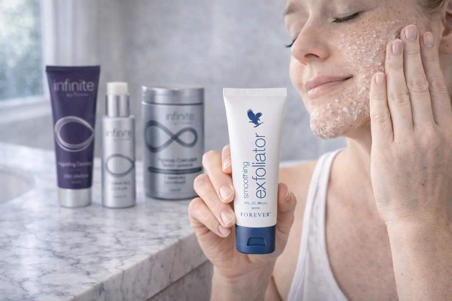 Smoothing Exfoliator w scenerii produktowej i codziennej